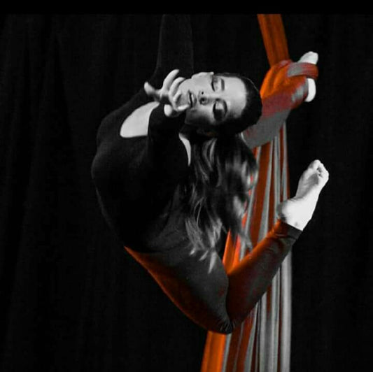 Leonora Gabucio aerial silks artist